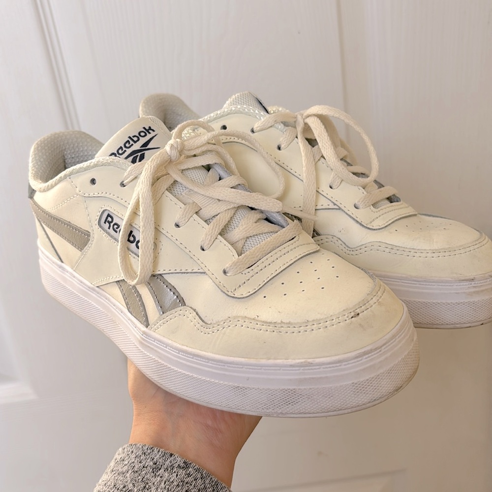 Reebok women’s size 8 sneakers cream and green